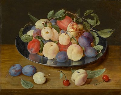 Stilleben med plommon och persikor på en tennplatta, med plommon, en persika och körsbär, allt på ett bord av Jacob van Hulsdonck