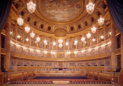 Vy över interiören av den kungliga operan i Versailles realiserad av Ange-Jacques Gabriel (1698-1782) Versailles från 1700-talet av Jacques Ange Gabriel