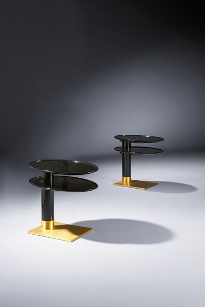 Ett par sidobord, vart och ett med parade elliptiska ytor, designade ca 1925, utförda 1933 av Jacques Emile Ruhlmann