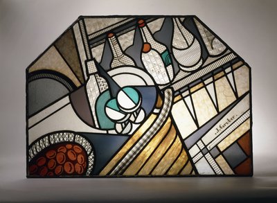 En målat glaspanel i art déco-stil som visar en cocktailbar (blyat glas) av Jacques Gruber
