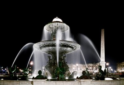 Utsikt över fontänen gjord av Jacques Ignace Hittorff och obelikan på Place de la Concorde i Paris. av Jacques Ignace Hittorff
