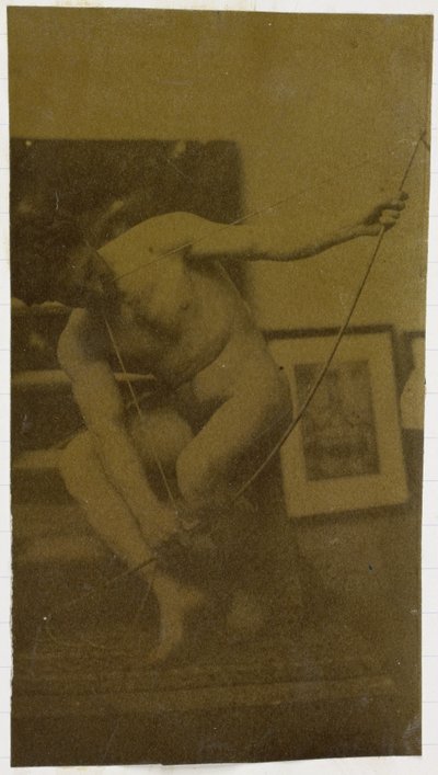 Studie av en manlig nakenmodell, hukande med en rosett i handen, sedd framifrån, i Jacques de Lalaings studio av Jacques Lalaing (attributed to)