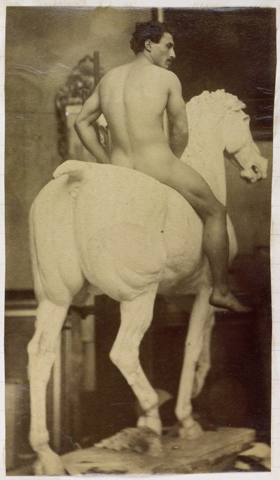 Studie av en manlig nakenmodell, sittande på en gipshäst, i Jacques de Lalaings studio, möjlig förstudie för Equestrian Portrait, Museum of Fine Arts Gent av Jacques Lalaing (attributed to)