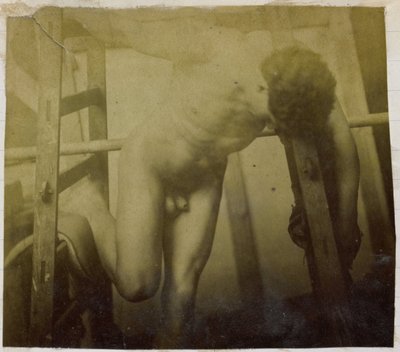 Studie av en manlig nakenmodell, framåtlutad i en träram, i Jacques de Lalaings studio av Jacques Lalaing (attributed to)