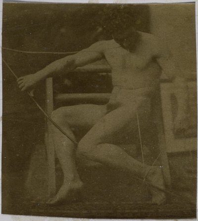 Studie av en manlig nakenmodell sittande på ett trappsteg, sedd framifrån med ett rep och rosett i knäet, i Jacques de Lalaings studio av Jacques Lalaing (attributed to)