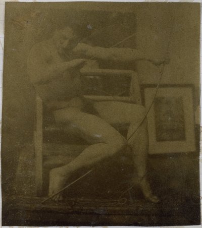 Studie av en manlig nakenmodell sittande på ett trappsteg, sedd framifrån med ett rep och rosett i knäet, i Jacques de Lalaings studio av Jacques Lalaing (attributed to)