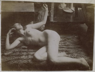 Studie av en kvinnlig nakenmodell, liggande på ett tigerskinn, i Jacques de Lalaings studio av Jacques Lalaing (attributed to)