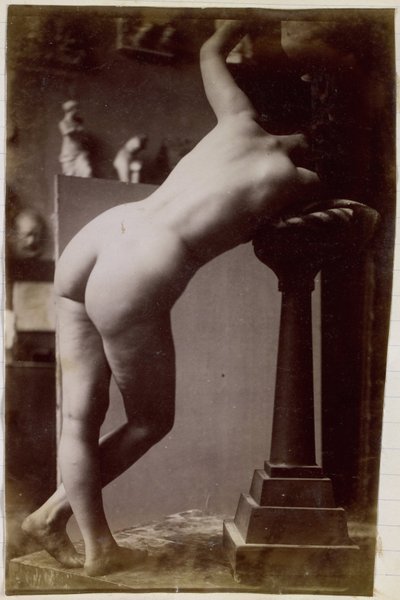 Studie av en kvinnlig nakenmodell, sedd bakifrån, i verkstaden hos Jacques de Lalaing, förstudie för en cirkulär fontän av Jacques Lalaing (attributed to)