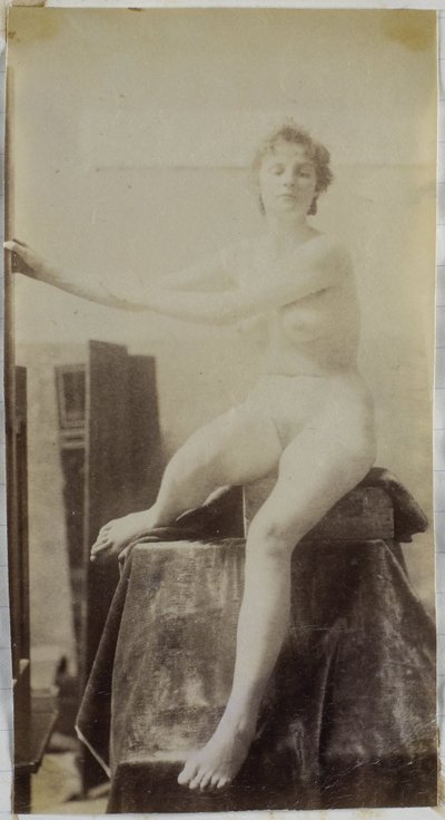 Studie av en kvinnlig nakenmodell, sittande på scenen bredvid staffli och sedd framifrån, i Jacques de Lalaings studio, förstudie för begravningsmonumentet Fernand Scribe på kyrkogården i Gent av Jacques Lalaing (attributed to)