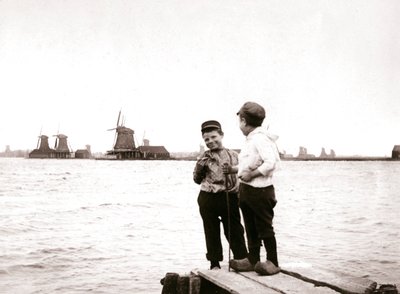 Pojkar vid en kanal, Laandam, Nederländerna, 1898. av James Batkin