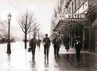 Väktare på gatan, Bryssel, 1898. av James Batkin