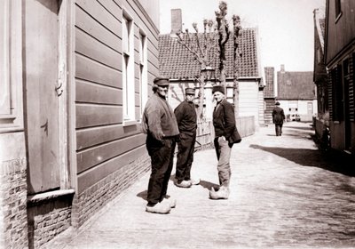Män i traditionell dräkt, Broek, Nederländerna, 1898. av James Batkin