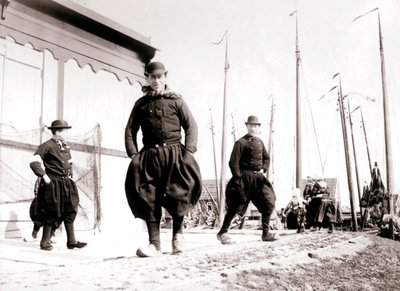 Män i traditionell klädsel, Marken Island, Nederländerna, 1898 av James Batkin