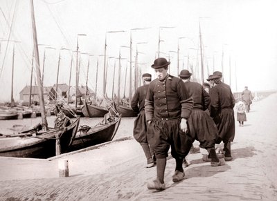 Män i traditionell klädsel, Marken Island, Nederländerna, 1898 av James Batkin