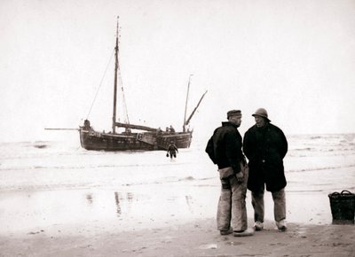 Män på stranden, Scheveningen, Nederländerna, 1898. av James Batkin