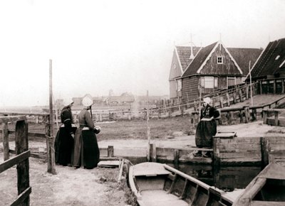 Kvinnor i traditionell klädsel, Marken Island, Nederländerna, 1898 av James Batkin