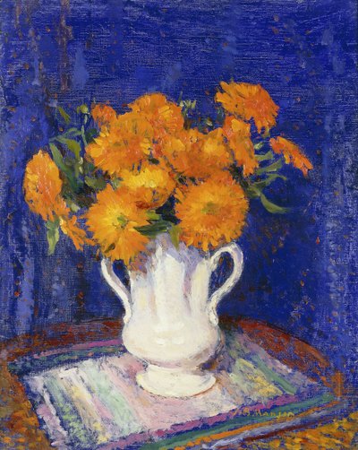 Ringblommor i en vit vas av James Bolivar Manson