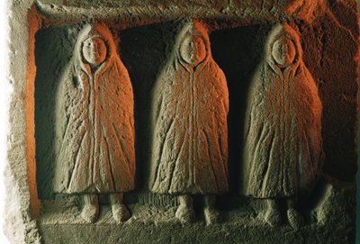 En reliefskulptur som föreställer lokala gudar som är skyddade mot kylan. Housesteads R... av James L Stanfield