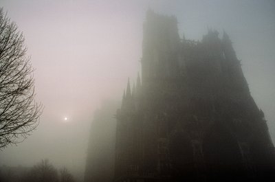 Vy i morgondimman över Notre-Dame i Amiens. NOTRE-DAME-KATEDRALEN, AMIENS,... av James L Stanfield