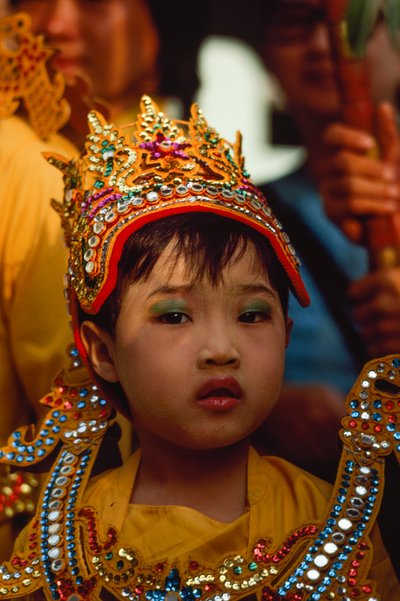 En ung tillbedjare vid Tabaung-festivalen. Shwe Dagon-pagoden, Rangoon, Burma. av James L Stanfield