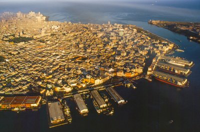 Flygfoto över Gamla Havanna, Havannas hamn, Canal del Puerto, Bahia de la Ha... av James L Stanfield