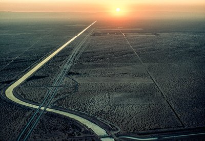 Flygfoto över All-American Canal medan den gassande solen går ner i väster. Kanalen... av James L Stanfield