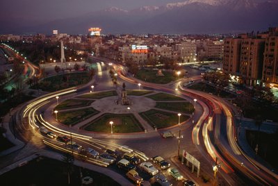 Bil, stadens ljus lyser upp Plaza Baquedano. Santiago, Chile av James L Stanfield