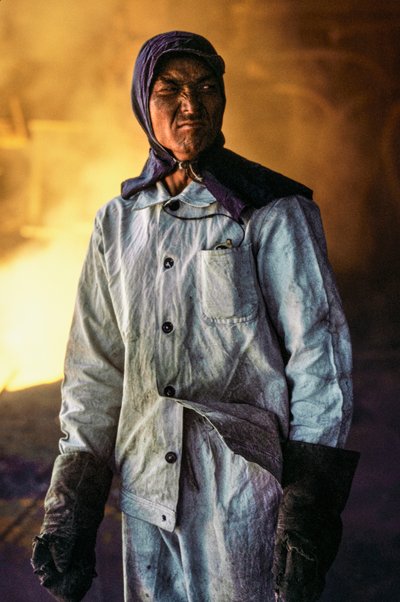 Kinesisk man stålarbetare i skyddskläder vid ett stålverk i Kina av James L Stanfield
