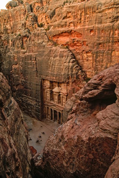 Upphöjd vy över det nabatéiska templet Al-Khazneh akd Faraos skattkammare... av James L Stanfield