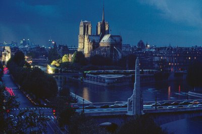 Exteriör vy av Notre Dame på natten. Paris, Frankrike. av James L Stanfield