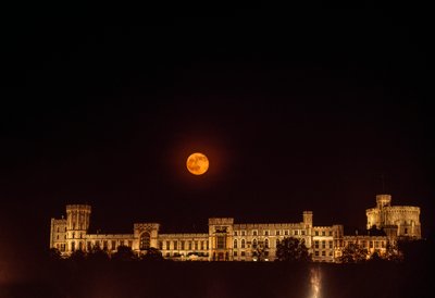 Månuppgång över Windsor Castle. Windsor, England. av James L Stanfield