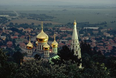 Shipka Memorial Church höjer sina förgyllda kupoler över dalen. SHIPKA, VALLEY OF THE... av James L Stanfield