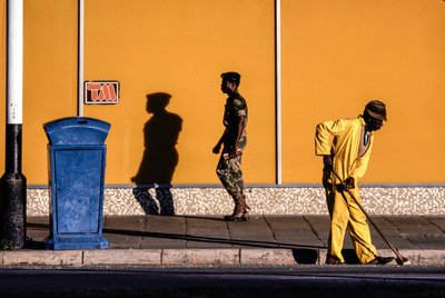 Sydafrikanska män på en gata och trottoar i Pretoria, Sydafrika av James L Stanfield