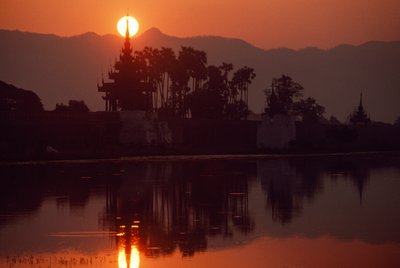 Solnedgång vid Kywe Sun Wharf. KYWE SUN-KAJEN, MANDALAY, BURMA. av James L Stanfield