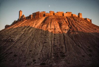 Det gamla citadellet i Aleppo står kvar på en kulle. Aleppo, Syrien. av James L Stanfield