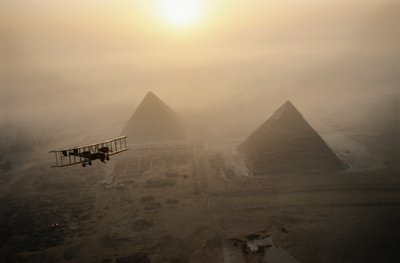 Veteranflygplanet Vimy flyger över dimhöljda pyramider under en gyllene solstråle... av James L Stanfield