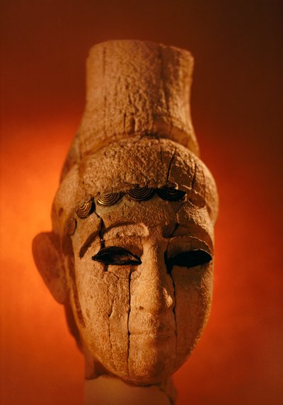 Denna ugaritiska skulptur föreställer ett poträtterat huvud, men kön och klass är okända. Damaskus, Syrien. av James L Stanfield