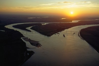 Skymningsfoto från luften av sammanflödet av floderna Ohio och Mississippi. Kairo, Illinois. av James L Stanfield
