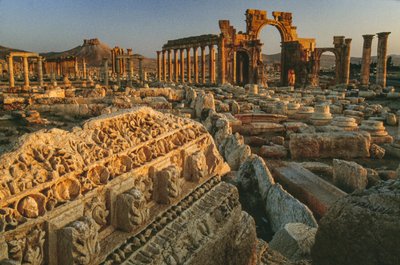 Vy över de romerska ruinerna i Palmyra. PALMYRA, SYRIEN. av James L Stanfield