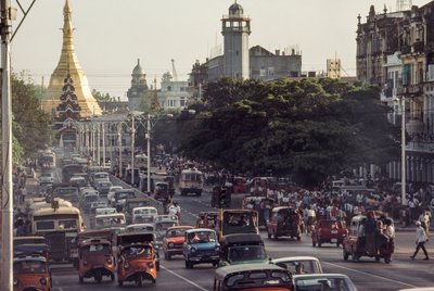 Veteranbilar trängs i stadskärnan i Rangoon, Burmas huvudstad. Sule Pagoda Road, R... av James L Stanfield