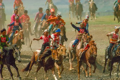 Ungdomar i en hästkapplöpning vid en sommarfestival som hålls nära Ulaanbaatar. nära Ulaanbaatar... av James L Stanfield