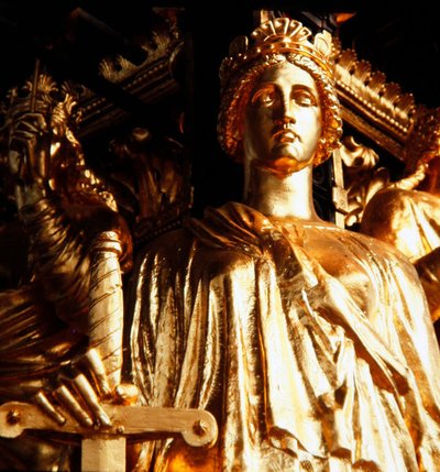 Rättvisa, en av de fyra kardinaldygderna från Albert Memorials baldakintorn, färdigställd 1876 (förgylld brons) av James Redfern