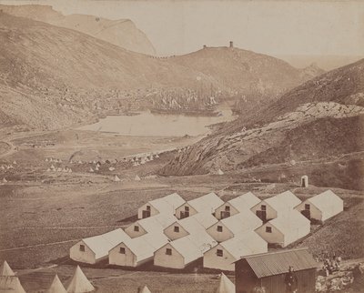 Hutted Camp med Balaclava hamn på avstånd av James Robertson