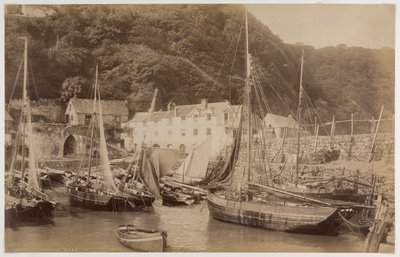 Fiskebåtar i hamnen vid Clovelly av James Valentine