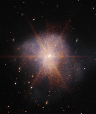 Arp 220 (NIRCam och MIRI-bild) av James Webb Space Telescope (NASA)