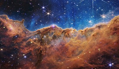 Kosmiska klippor i Carinanebulosan (NIRCam Image) av James Webb Space Telescope (NASA)