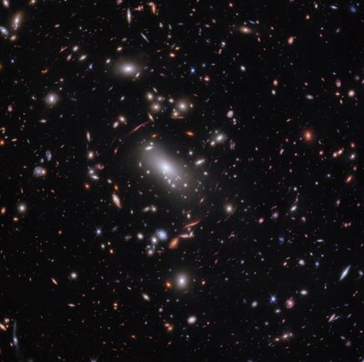 Galaxhopen MACS J1423 (bild tagen med NIRCam) av James Webb Space Telescope (NASA)