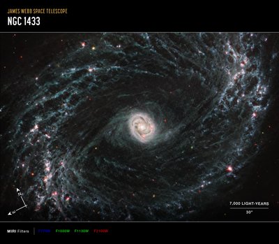 NGC 1433 (MIRI kompassbild) av James Webb Space Telescope (NASA)
