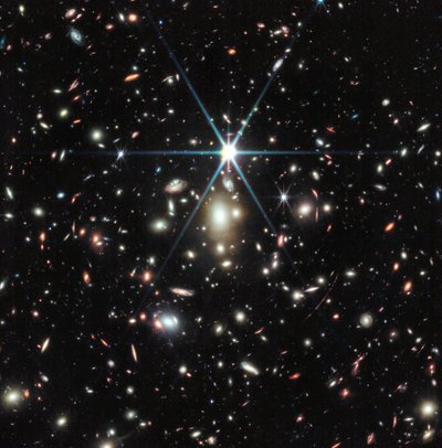 Sunrise Arc (NIRCam Image) av James Webb Space Telescope (NASA)