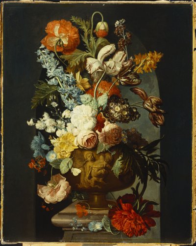 Tulpaner, rosor, hyacint, auricula och andra blommor i en skulpterad urna på en stensockel i en nisch. av Jan van Huysum